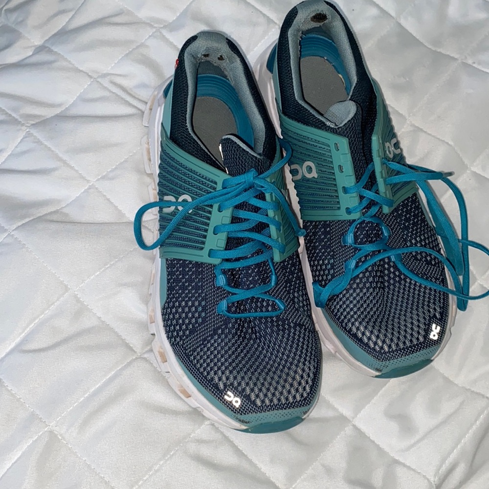 Selling women’s On Running tennis shoes!! Have been worn but are washed!